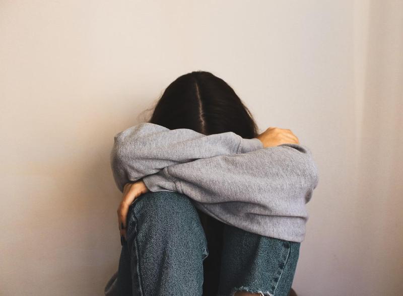 Depersonalizzazione, sentirsi intrappolati in un vetro trasparente 