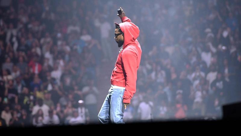 Kendrick vestito come Tupac, l’omaggio sul palco del Pop Out