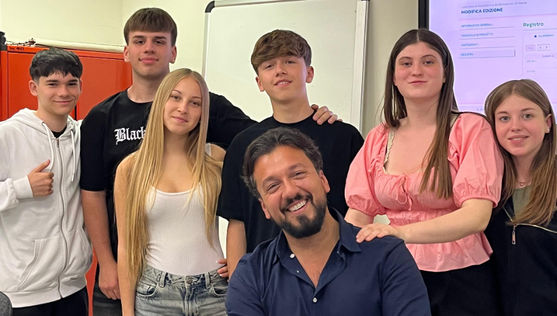 I ragazzi della Giulio Verne creatori della redazione radiofonica della scuola 