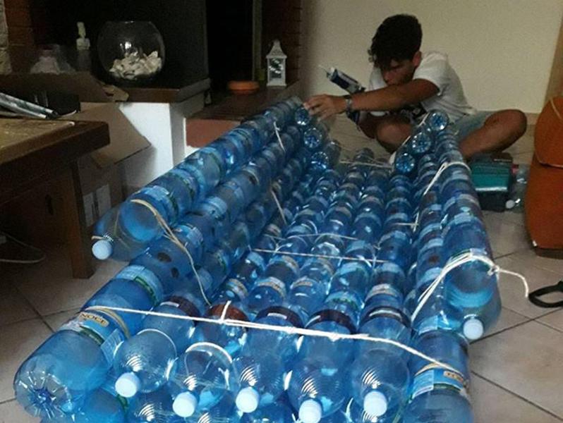 Puglia, studente costruisce una canoa con 150 bottiglie di plastica