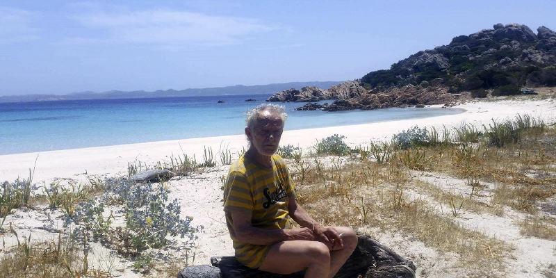 Budelli, dopo 32 anni di solitudine il custode abbandona l’isola