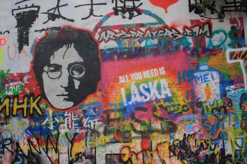 Visitare il Lennon Wall di Praga: storia e significato del murale della pace