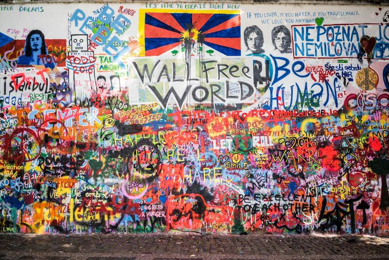 Praga e il Lennon Wall: il muro colorato dedicato a pace e libertà