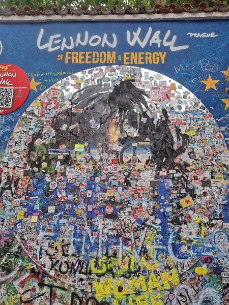 Il Lennon Wall di Praga: un murale che parla di pace e libertà